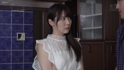 中景 · 厨房 · 橱柜 · 对谈 · 站立抱胸 · 疑虑 · 白色蕾丝无袖上衣