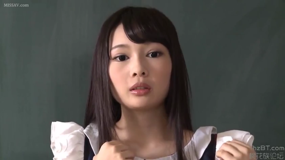 教室 · 面部特写 · 注视 · 女仆装 · 黑板 · 无表情 · 正面站立 · 黑色长发