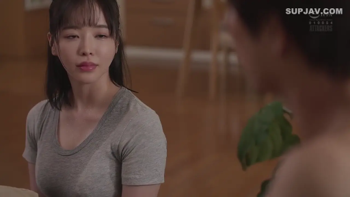 室内 · 坐姿 · 忧郁 · 半身 · 交流 · 灰色短袖T恤