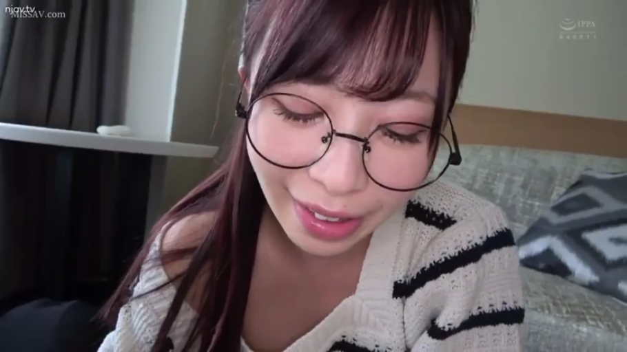坐姿 · 白色短袖 · 全景 · 自然 · 看手机 · 手机 · 生活化 · 凌乱房间