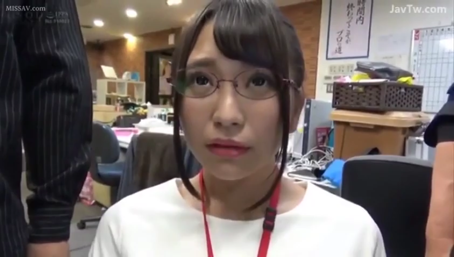 室内 · 脸部特写 · 调教 · 翻白眼 · 粉色无袖上衣 · 黑色皮手套 · 被掐颈 · 窒息行为