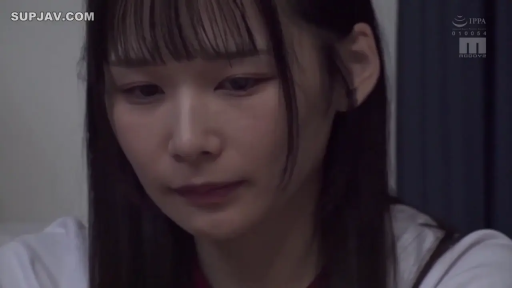 室内 · 低头 · 脸部特写 · 平静 · 白色上衣 · 长发女性