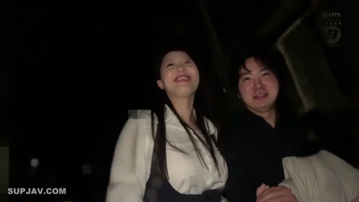 大笑 · 上半身 · white shirt · Tilt head back · 夜晚 · 街头搭讪 · Brilliant