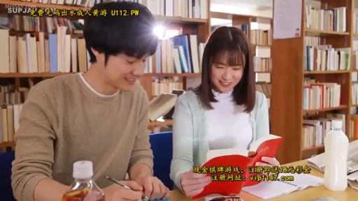 中景 · 微笑 · 并排坐 · 书籍 · 休闲服 · 阅读 · 图书馆