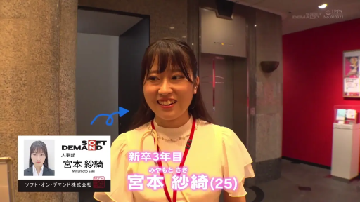 室内 · 站立 · 微笑 · 半身 · 白色上衣 · 工牌 · 愉快 · 采访