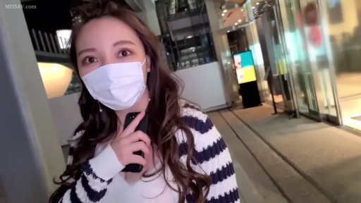 站姿 · 平静 · 半身特写 · 口罩 · 夜景 · 黑白条纹毛衣 · 户外街头 · 手持手机看镜头