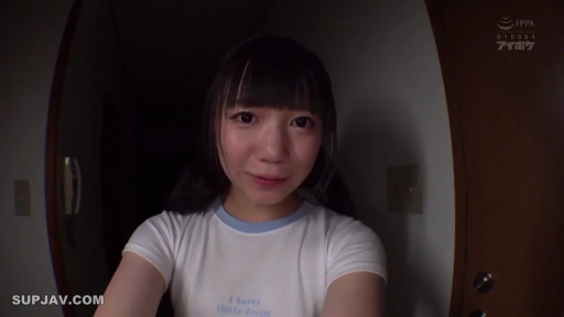 室内 · 脸部 · 站立 · 微笑 · 注视 · T恤 · 鱼眼镜头 · 门板