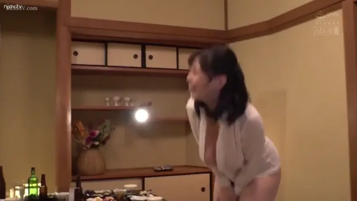 中景 · 露出 · 模糊 · 站立前倾 · 日式和室 · 日系风格 · 白色透视衬衫 · 酒瓶餐具