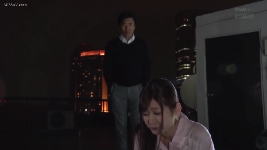 衬衫 · 蹲下 · 楼顶