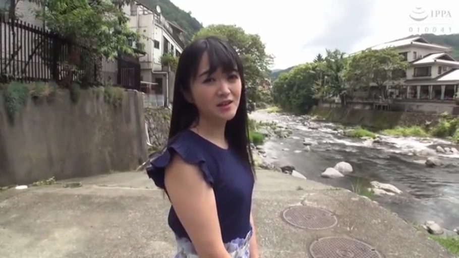 站立 · 面对镜头 · 自然 · 半身 · 长发 · 户外河边 · 深蓝色无袖上衣