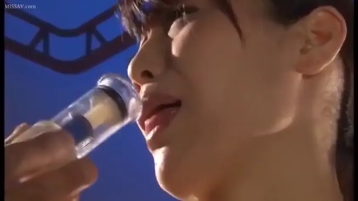 室内 · 面部特写 · 白色背心 · 配合 · 仰头 · 仰拍 · 喝药 · 玻璃试管