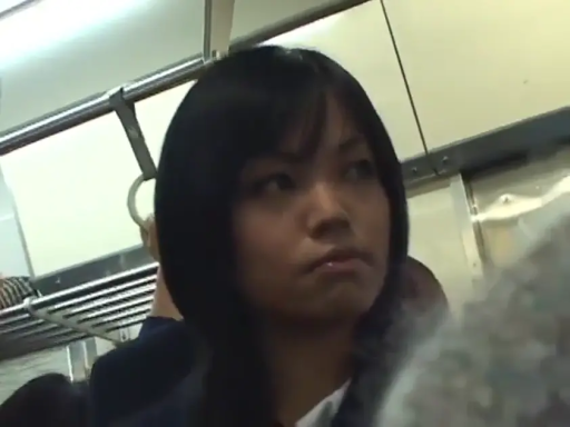 站立 · 面部特写 · 扶手 · 无神 · 注视 · 电车内 · 公共场所 · 深色外套