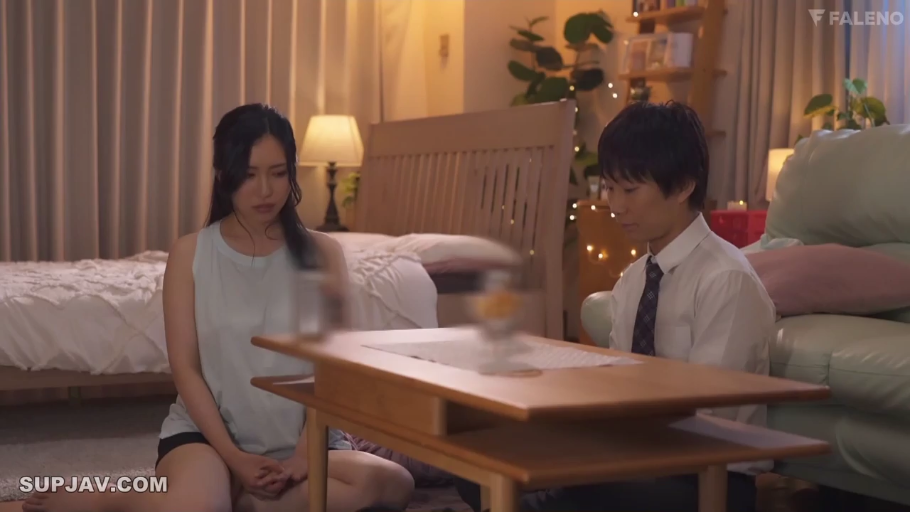 真剣 · 寝室 · 茶几 · プロット · 短裤 · 谈话 · 对坐