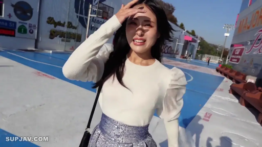 站立 · 中景 · 白色紧身上衣 · 户外运动场