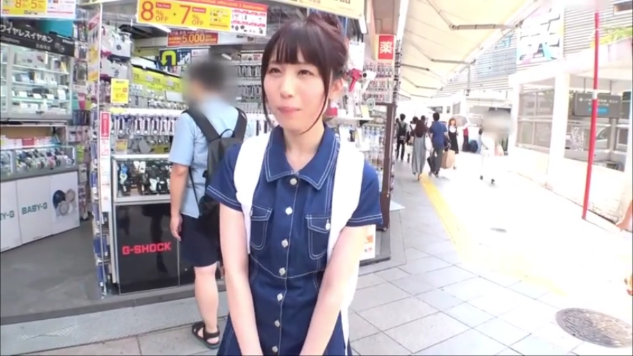 站立 · 蓝色连衣裙 · 户外街道 · 半身像