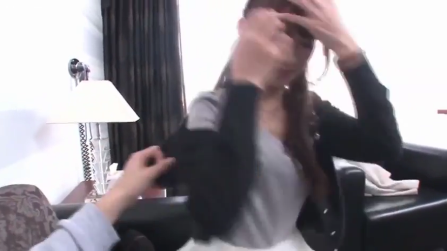 室内 · 坐姿 · 台灯 · 灰色上衣 · 上半身 · 模糊 · 整理头发 · 动态抓拍