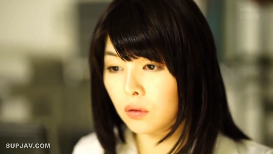 室内 · 专注 · 脸部特写 · 职业装 · 凝视 · 侧颜 · 黑发