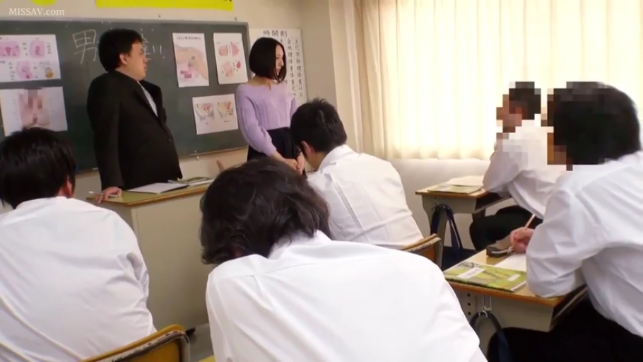 严肃 · 教室 · 站立 · 教师 · 远景 · 长裙 · 授课 · 挂图