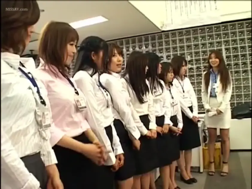 坐姿 · 交谈 · 严肃 · 全身 · 办公桌 · 剧情 · 休闲服 · 审讯室