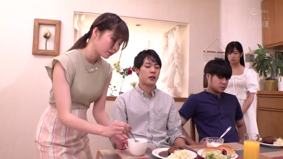 严肃 · 俯身 · 中景 · 休闲装 · 剧情 · 餐厅 · 用餐 · 餐具