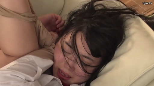 室内 · 脸部特写 · 性行为 · 枕头 · 白色衬衫 · 仰卧抬腿 · 日本AV · 痛苦哭泣