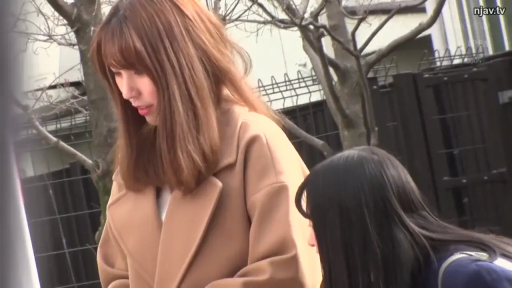 Stand · Medium shot · Outdoor · 驼色大衣