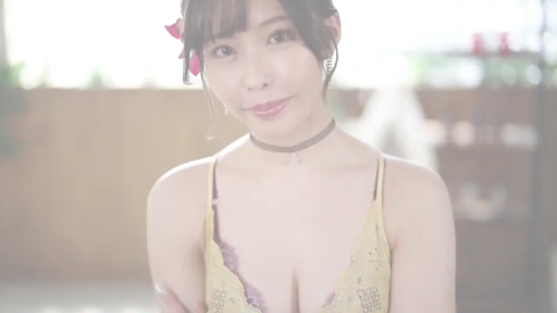 室内 · 颈圈 · 微笑 · 上半身特写 · 注视镜头 · 清纯系 · 正面坐姿 · 黄色蕾丝吊带