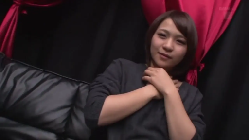 室內 · 坐姿 · 微笑 · 面对镜头 · 半身特寫 · 短发 · 黑色毛衣 · 红色窗帘