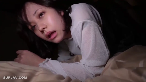 室内 · 迷离 · 喘息 · 俯卧 · 白色上衣 · 昏暗灯光 · 特写 · 被褥