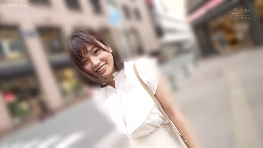 站姿 · 白色衬衫 · 半身 · 街道