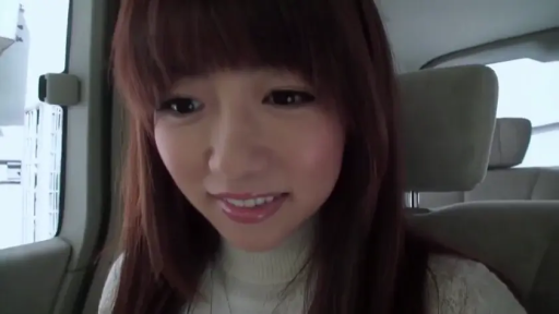 坐姿 · 脸部特写 · 微笑 · 车内 · 注视镜头 · 长发齐刘海 · 白色高领上衣
