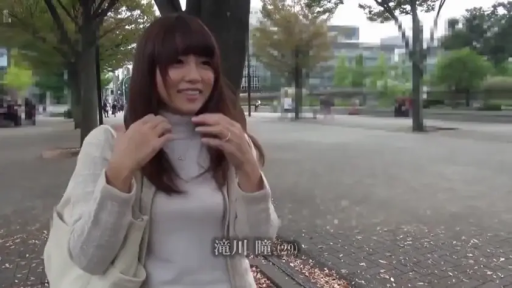 站立 · 中景 · 平静 · 白色手提包 · 户外公园 · 浅色外套 · 停留 · 姓名提示框