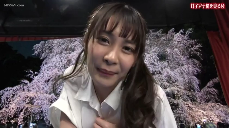坐姿 · 交谈 · 全景 · 自然 · 条纹背心 · 多人场景 · 折叠椅 · 户外营地