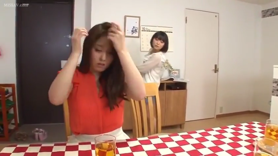 Sitting Posture · Medium shot · 自然 · Arrange hair · 住宅室内 · 橙色无袖上衣