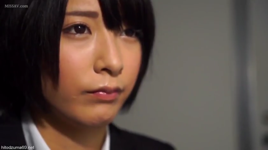 室内 · 严肃 · 脸部特写 · 注视 · 西装 · 短发 · 正面