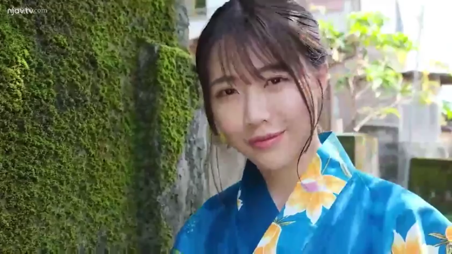 顔部のクローズアップ · 站立 · 微笑 · 注视镜头 · 长发 · 户外墙边 · 蓝色花纹浴衣