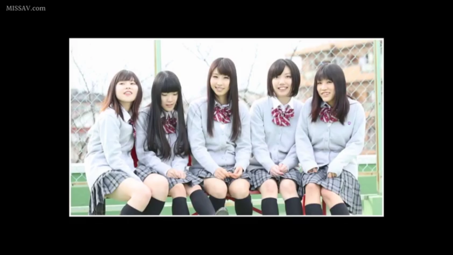 坐姿 · 中景 · 微笑 · 多人 · JK制服 · 户外 · 围栏 · 合影