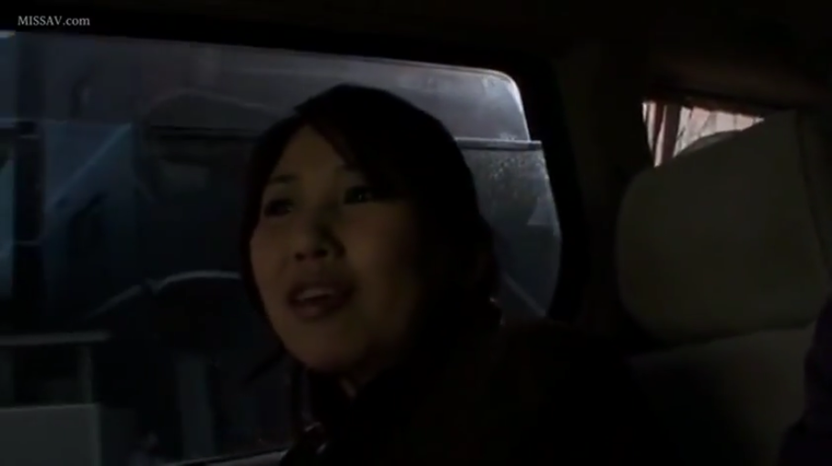 室内 · 俯身 · 校服 · 脸部特写 · 微笑 · 交流 · 双马尾
