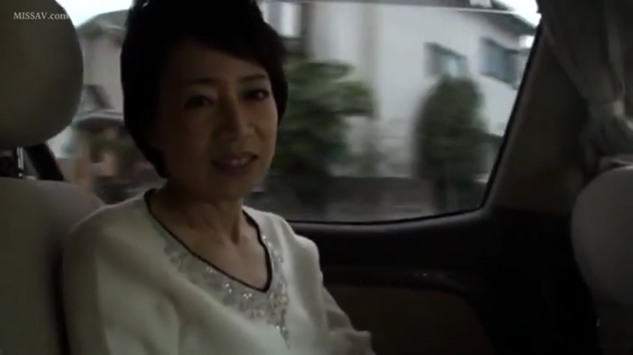 全身 · 站立 · 客厅 · 居家 · 家居服 · 对峙 · 尴尬 · 桌椅