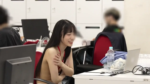 坐姿 · 办公室 · 中景 · 半裸