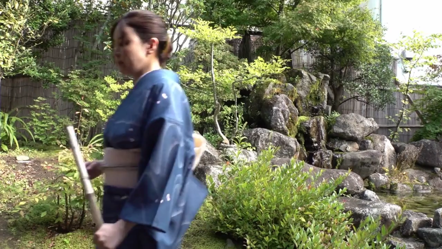 办公室 · 单人 · 全身 · 站立 · 平静 · 盆栽 · 格子连衣裙 · 整理衣服
