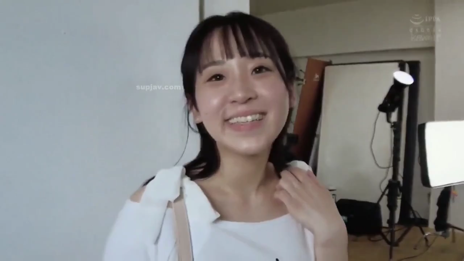 站立 · 面对镜头 · 面部特写 · 摄影灯 · 摄影棚 · 幕后 · 白色露肩上衣 · 灿烂微笑