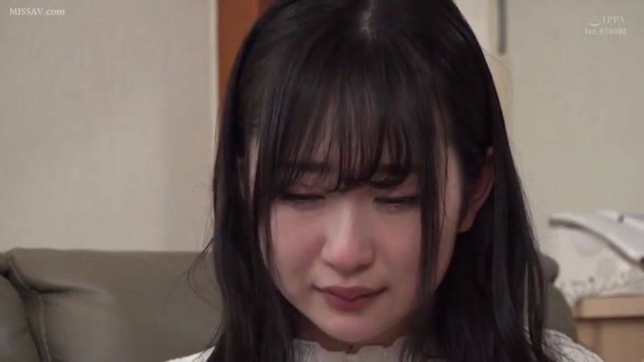 坐姿 · 低头 · 面部特写 · 白色上衣 · 室内客厅 · 委屈哭泣 · 情感剧情