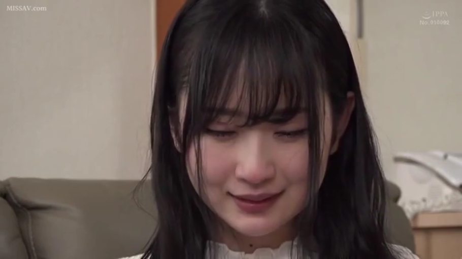 室内 · 坐姿 · 低头 · 脸部特写 · 羞涩 · 沙发 · 白色上衣 · 有水印