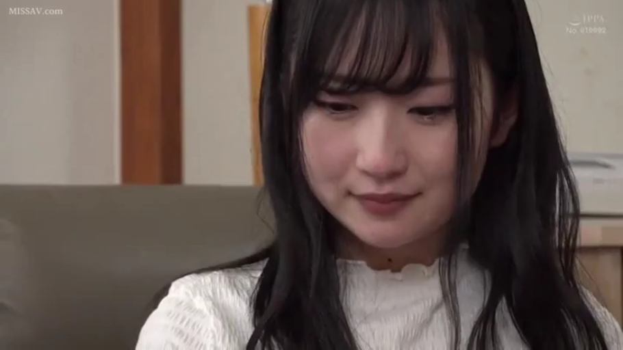 室内 · 坐姿 · 脸部特写 · 注视 · 白色针织衫 · 黑长直 · 含泪