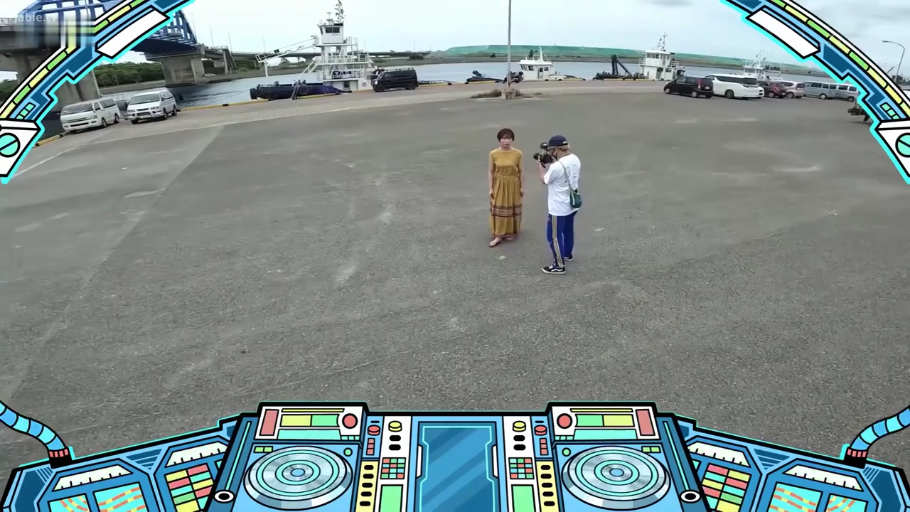 站姿 · 平静 · 远景 · 拍摄 · 白天 · 摄像机 · 黄色连衣裙 · 户外码头