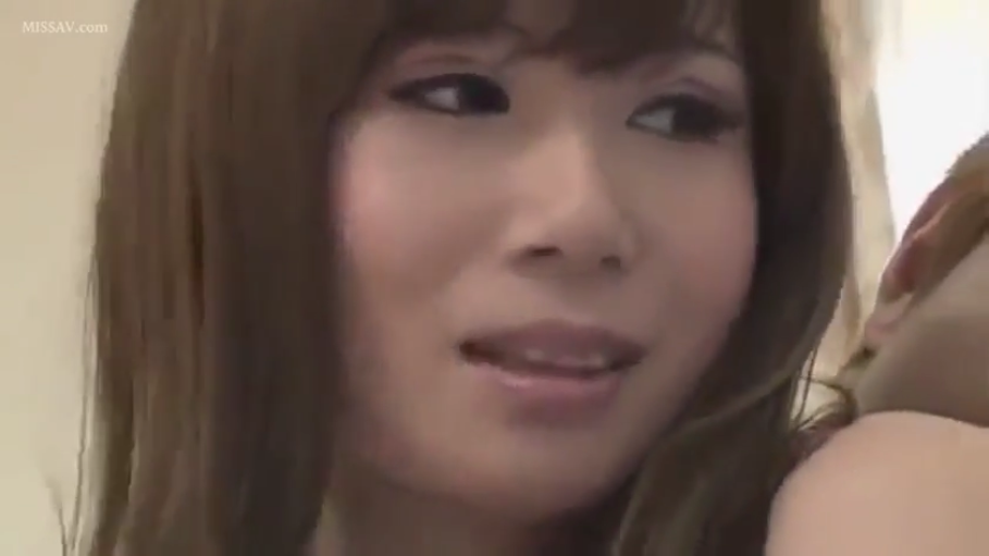 室内 · 面部特写 · 交流 · 恍惚 · 长发 · 侧头 · 裸肩