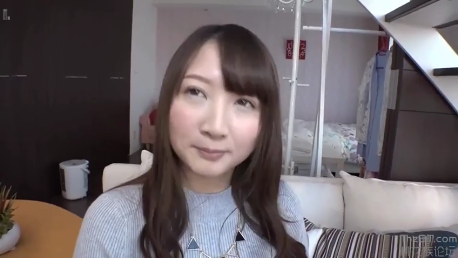 室内 · 坐姿 · 微笑 · 面部特写 · 灰色针织衫 · 观看