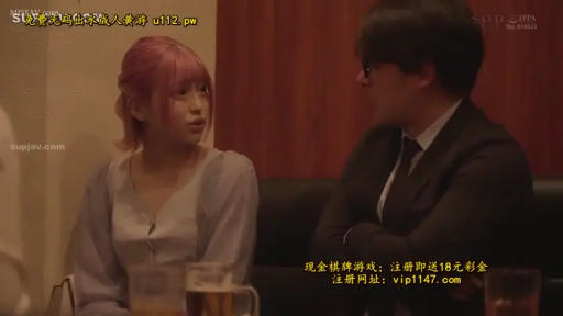 坐姿 · 交谈 · 专注 · 西装 · 酒吧 · 半身像 · 粉色头发 · 啤酒