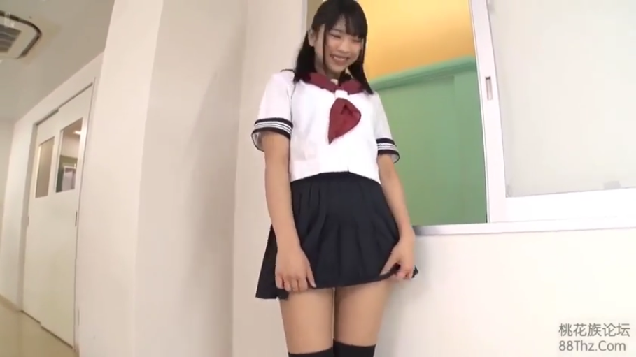 角色扮演 · 站立 · 中景 · 微笑 · 走廊 · 水手服 · 掀裙